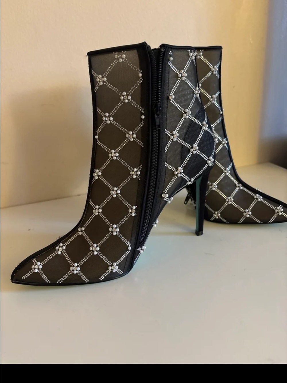 New without box Betsey Johnson Fin Bootie 8.5 womenBlack  back green never worn